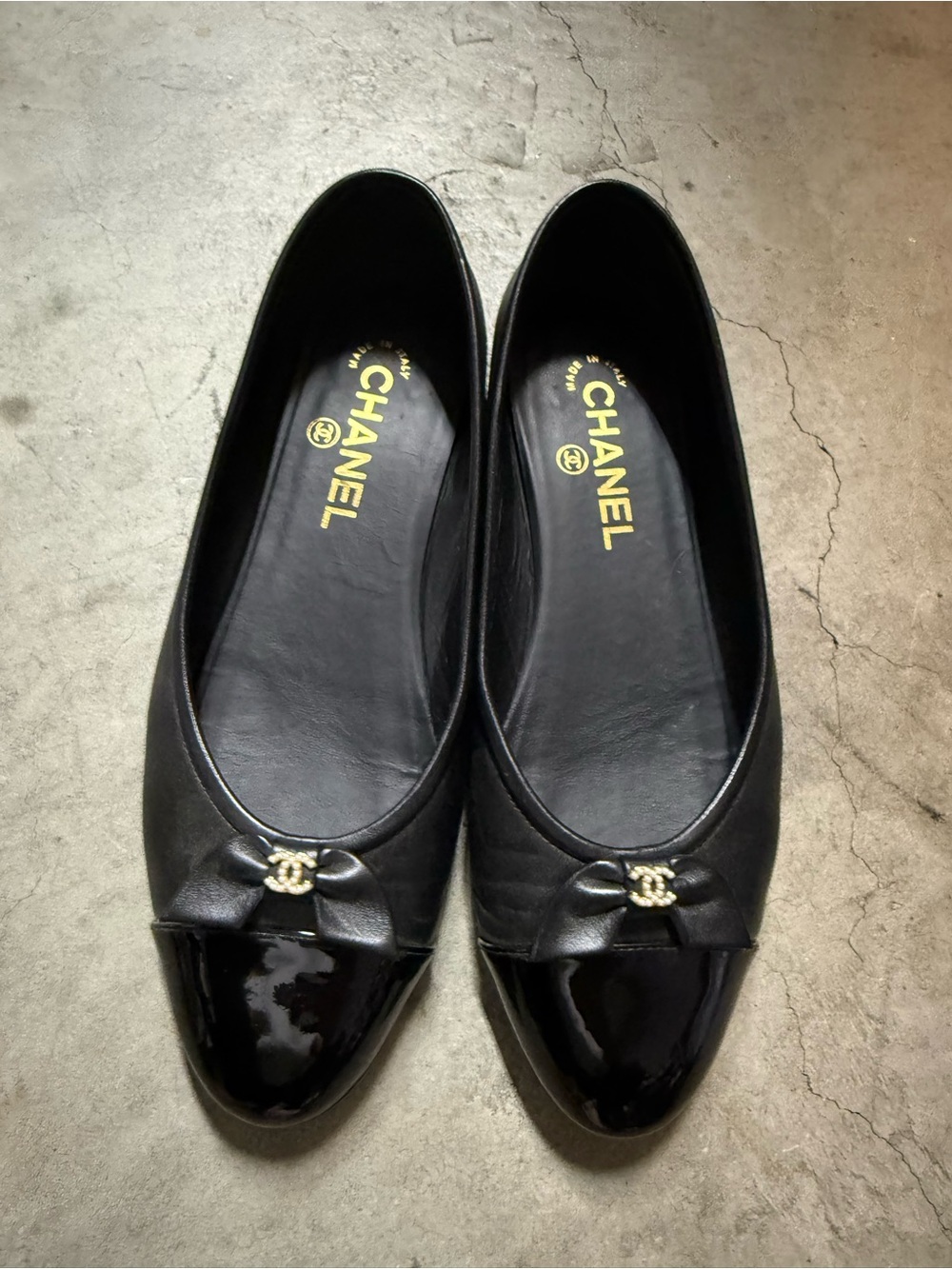 CHANEL Black Leather Ballet Flats with Patent Cap Toe and CC Charm - Picture 2 of 9